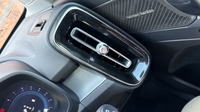 Volvo XC40 2.0 B3P Ultra Dark 5dr Auto Petrol Estate